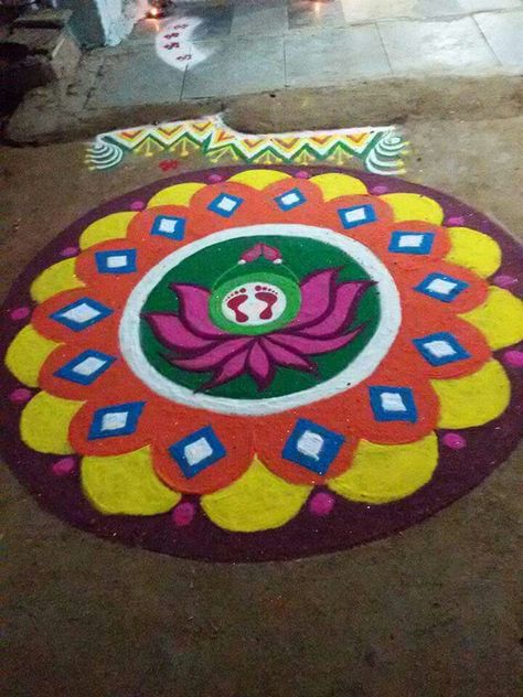 Lotus with laxmi pada from rangoli art followers. Rangoli Designs Laxmi Puja, Laxmi Puja Rangoli, Color Kolam, Banana Leaf Decor, Navratri Rangoli, Laxmi Puja, Poster Rangoli, Rangoli Designs Videos, Easy Rangoli Designs Videos