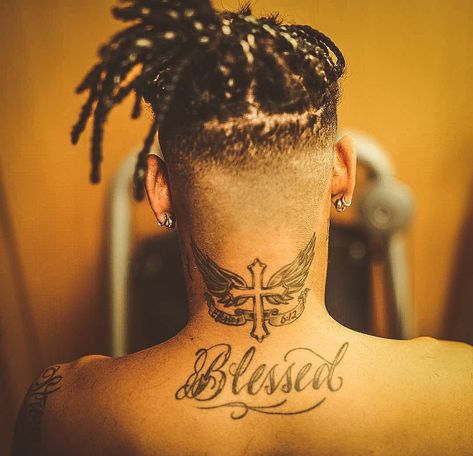 Neymar Neck Tattoo, Neymar Back, David Beckham Tattoos, Wing Neck Tattoo, Back Neck Tattoo, Cross Tattoo Neck, Neymar Jr Tattoos, Blessed Tattoos, Tatuagem Masculina Pequena