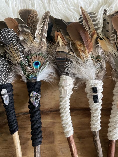 Smudge Feathers Diy, Witch Staff, Yule Crafts, Feather Diy, Healing Room, Shamanic Journey, Wire Wrapped Jewelry Diy, Medicine Woman, Raven Art