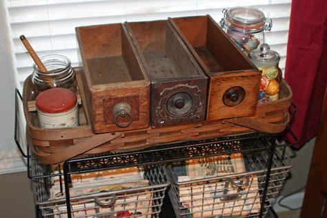 Barbara Pagani's Tresor Cache 101: Sewing machine drawers Repurposed Wooden Box, Sewing Machine Drawing, Drawers Repurposed, Muebles Shabby Chic, Sewing Machine Drawers, Sewing Machine Cabinet, Treadle Sewing Machines, Vintage Drawers, Old Sewing Machines