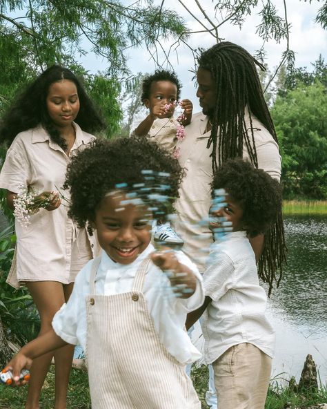 MY OVARIESSS!! Why do these family pictures make me so emotional? I can truly feel their unconditional love, support, protection, and hope for the future. Thank you for the joy your beautiful family brings. 🖤 @brittinab @j0rdanjunki3 #fanilygoals #blacklove #blackfamily #miami P.S. it’s the older sons helping the baby walk for me. *faints* Photo Assistant @daygeekiwi Black Family Goals, Family Hugging, Black Family Photoshoot, Traditional Wife, Family Hug, Mixed Families, So Emotional, African American Family, Soul Family