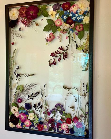 Hammered iron frame with real dried pressed flowers Dry Flowers Frame Wall Art, Pressed Flowers Framed With Picture, Resin Pressed Flowers Diy, Pressed Flower Wall Art Diy, Pressed Flowers Picture Frame, Dry Flowers Resin, Painting With Dried Flowers, Pressed Flower Frame Diy, Dried Flowers In A Frame