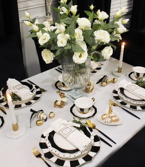 Black And Gold Drawing, Dining Decoration Ideas, Decorated Dining Table, Glamour Home Decor, Dinner Table Design, White Dinner Table, Black House Decor, Black And White Dining Room, Glam Dining Room