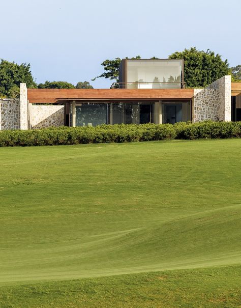 Tied together by a central square, the seventeen houses that make up this villa—located in a residential condominium in the interior of the state of São Paulo—are arranged across sloping terrain with a privileged view out over a golf course. The challenge with this design was to preserve residents’ privacy while making the most of the surrounding landscape. Green Terrace, Outdoor Leisure, Green Roof, Villa Design, Private Garden, Urban Planning, Infinity Pool, Winter Garden, Luxury Villa