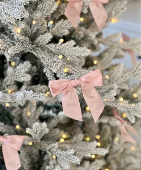 Christmas Bedroom Pink, Pink Christmas Living Room, Christmas Tree Decorations Pink, Pink Christmas Table Setting, Girly Christmas Decor, Pink Christmas Diy, Christmas Aesthetic Pink, Frosted Ornaments, Pink Christmas Bedroom