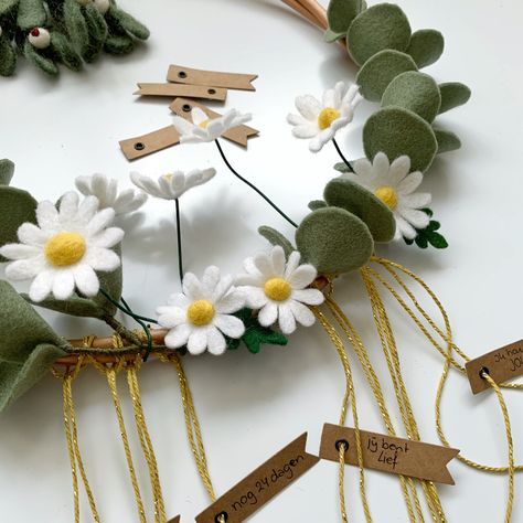 Gratis workshop Dille en kamille – Viltbloemist Wedding Crafts, Felt Ornaments, Felt Flowers, Flower Making, Hoop Wreath, Doodles, Felt, Hair Accessories, Van