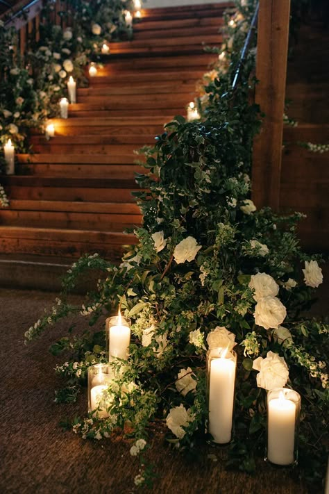 Classic Indoor Garden Wedding with Lush Greenery #hayleypaigeweddingdresses #indoorgardenwedding #romanticweddinglighting #classicweddingflowers Callanwolde Wedding, Wedding Staircase, Classic Wedding Flowers, Wedding Wallpaper, Hayley Paige Wedding Dress, Indoor Garden Wedding, Deco Champetre, Garden Wedding Reception, Wedding Greenery