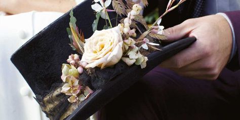 Avec ce chapeau fleuri, donnez à votre couple une petite touche vintage pour un mariage tout en sépia... Romantique et old school à la fois, votre Jules va vous éblouir ! Old School, Roses, Table Decorations, Ethnic Recipes