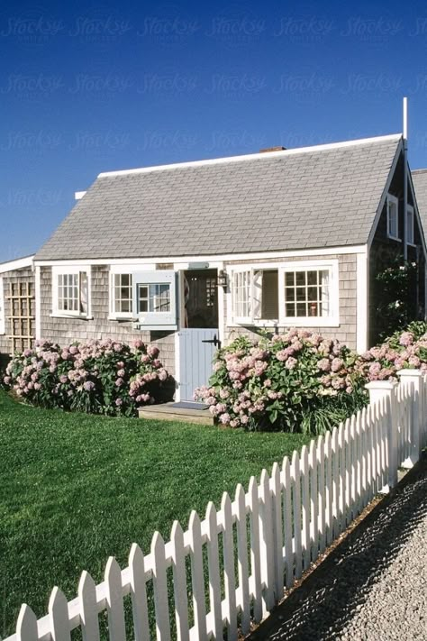 Cottage Facade Ideas, Small Nantucket Cottage, Massachusetts Cottage, Nantucket Interior, Nantucket Style Homes Interior, Massachusetts Photography, New England Cottage, Nantucket Style Homes, Hamptons Cottage