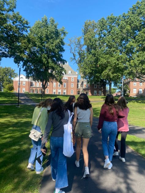 Cute College Aesthetic, First Day Of College Aesthetic, Middlebury College Aesthetic, School Hall Aesthetic, College Inspo Life, Choate Rosemary Hall, Uk College Aesthetic, College Class Aesthetic, 6 Friends Aesthetic