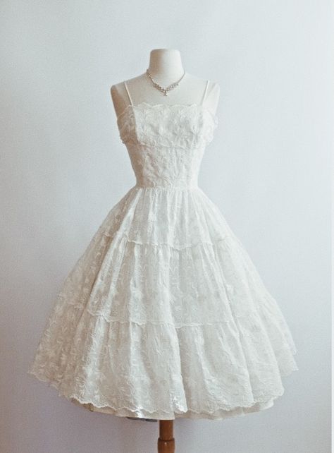 Vintage White Dress Aesthetic Short, Classy Kurtis Style, Short Princess Dress Classy, Short Vintage Dresses, Simple Fairy Dress, White Vintage Outfit, Classy White Dress, Confirmation Dresses, Cupcake Dress