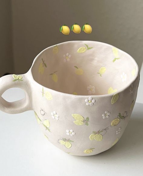 Pottery Mug Designs Painted, Pottery Painting Cup Ideas, Cup Pottery Painting Ideas, Crock A Doodle Pottery Ideas, Pintar Tazas Ceramica Ideas, Mug Painting Ideas Aesthetic, Mug Pottery Painting, Pottery Mug Painting Ideas, Porcelain Painting Ideas