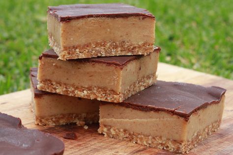 Raw Caramel Slice, Caramel Slices, Albanian Food, Melted Caramel, Clean Treats, Smoothies Vegan, Delish Desserts, Caramel Slice, Dried Dates