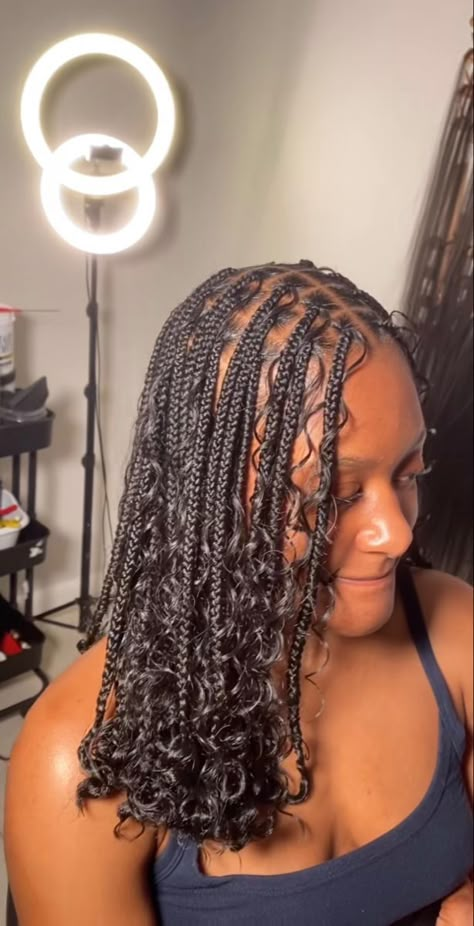 Short Jumbo Boho Knotless Braids, Shorts Knotless Braids With Curls, Bob Length Knotless Braids With Curls, Bohemian Braids Shoulder Length, Knotless Boho Bob Box Braids, Short Boho Braids With Curls, Short Large Boho Knotless Braids, Bob Knotless Boho Braids, Knotless Box Braids Medium With Curls Shoulder Length