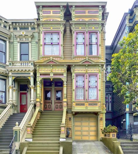 San Francisco Architecture Victorian, San Francisco Townhouse, San Francisco Victorian Houses, San Francisco Architecture, Queen Anne House, Elevator Design, San Francisco Houses, Colourful Buildings, Gothic Home Decor