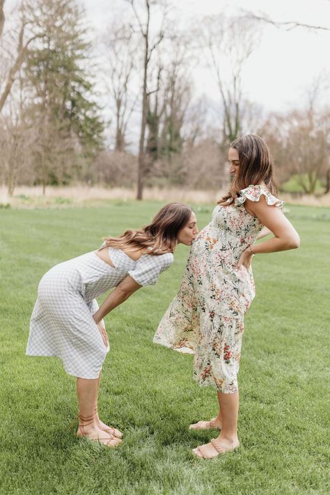 Maternity Shoot With Friends, Sister Pregnancy Photos, Baby Shower Photography Poses, Sister Maternity Pictures, Friend Pregnancy Photos, Dresses For Baby Shower, Pregnant Best Friends, Nemo Baby, Dresses For Photoshoot