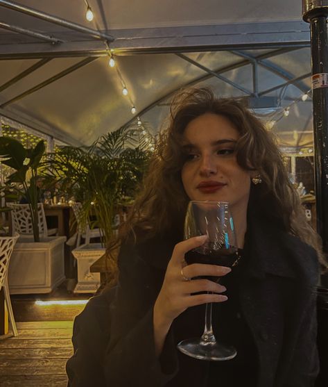 Foto photo Instagram vino wine glass rossetto rosso posa foto Photo With Drink In Hand, Wine Glass Photo Ideas, Wine Glass Poses Instagram, Drinking Photo Ideas, Poses With Wine Glasses, Wine Glass Poses, Cocktail Selfie, Holding Wine Glass Pose, Lady Drinking Wine