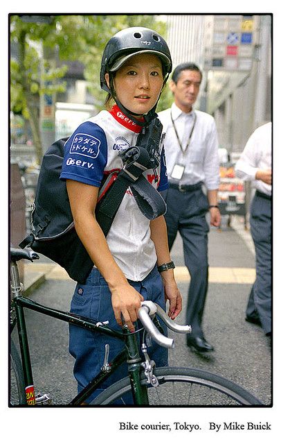 Bike courier, Tokyo, Japan "Bicycle messenger girl"http://franchise.avenue.eu.com/ Bicycle Messenger, Urban Bike Style, Bike Courier, Cool Bike Helmets, Bike Messenger, Urban Bike, Cycle Chic, Fixie Bike, Fixed Gear Bike