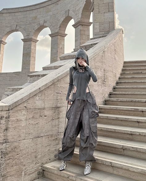 Dystopian Aesthetic Clothes, Desert Aesthetic Fashion, Japanese Winter Fashion, Desert Outfit, Nomad Fashion, Dystopian Fashion, Cool Pants, Neat Casual Outfits, Apocalyptic Fashion