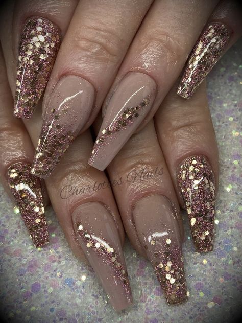 Nails Natural With Glitter, Nude Acrylic Nails With Glitter, Sparkle Winter Nails, Beige And Gold Nails, New Years Nails 2022 Trends, Nude And Rose Gold Nails, Gold Ombre Nails, Winter Nails 2023, Nails 2023 Trends