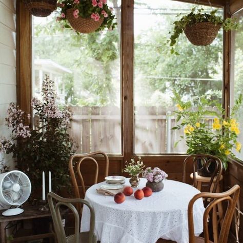 10 Screened-In Porches We're Obsessed With - Camille Styles Screened In Porch Daybed, Cozy Screened Porch, Small Screened In Porch, Beach Themed Bathroom, Soap Dispenser Tray, Screened Porches, Porch Table, Porch Flowers, Themed Bathroom