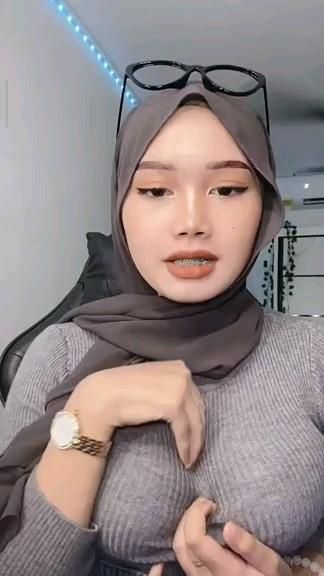 Arabic Women Hijab, Awek Malaysia, Selfie Tank Top, Malay Girl, Cute Drawings Of People, Blonde And Brunette Best Friends, Awek Melayu, Foto Cewek Hijab Aesthetic, Hijab Teen