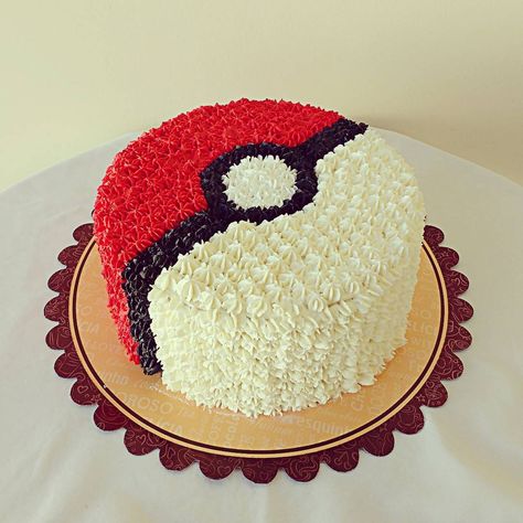 Pokemon cake Pokemon Torte, Bolo Pikachu, Pokeball Cake, Pokemon Themed Party, Pokemon World, Pokemon Birthday Cake, Pokemon Cake, Cake Mini, Pokemon Birthday Party