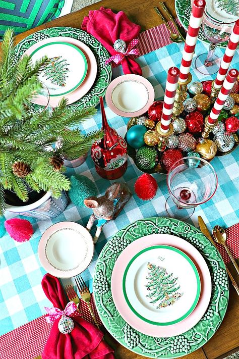 Midcentury Modern Christmas Table, Unique Tablescape Ideas, Vintage Christmas Place Settings, Fun Christmas Tablescapes, Whimsical Christmas Table Decor, Colorful Christmas Tablescapes, Colorful Christmas Table Decor, Southern Christmas Aesthetic, Grand Millenial Christmas