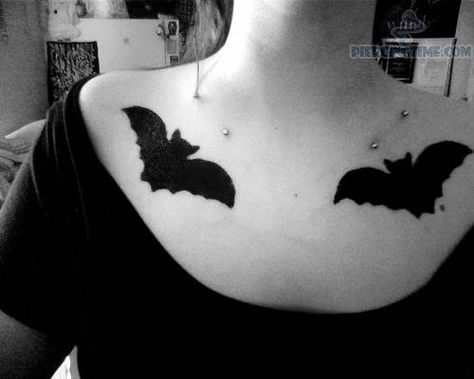 Tattoo On Collar Bone, Collar Bone Piercing, Ranger Tattoo, Bats Tattoo, Bat Collar, Creepy Vintage, Bat Tattoo, Piercing Studio, Body Modification