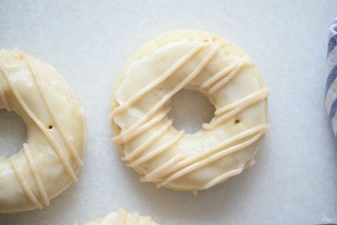 white chocolate donuts White Chocolate Glaze For Donuts Recipe, White Chocolate Donut Glaze, White Chocolate Donut, Chocolate Donuts Baked, Chocolate Doughnuts, White Chocolate Recipes, Chocolate Glazed Donuts, Cronut, Filled Donuts