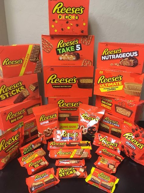 Pool Sleepover, Reeces Pieces, Reese's Chocolate, Baggy Clothing, Food For Special Event, Family Snacks, Colorful Bead Bracelets, Reeses Cups, Crochet Bowl