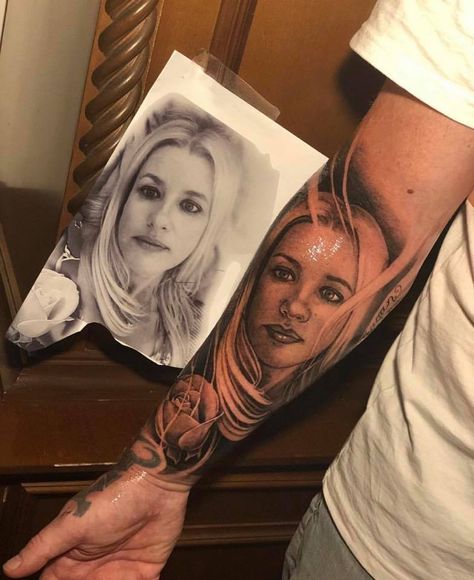 #teneilenapoli#garageinkmanor Face Tattoo On Arm, Portrait Hand Tattoo, One Line Tattoo Face, Mom Portrait Tattoo, Boyfriend Portrait Tattoo, Girlfriend Portrait Tattoo, Grandma Portrait Tattoo, Forearm Portrait Tattoo Women, Face Portrait Tattoo