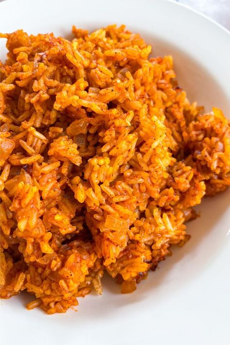 Spanish rice, also known as Mexican rice, is a versatile side dish that is quick and easy to prepare, full of flavor, and ideal for making in advance! Easy Spanish Rice Recipe, Best Spanish Rice Recipe, Fried Rice Bowl, Easy Spanish Rice, Spanish Rice Recipe Easy, Nachos Recipes, Spanish Rice Easy, Rice Recipe Easy, Poached Chicken Breast