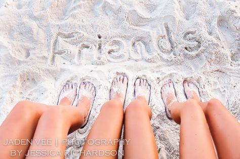 Maybe do this with our heads on the ground under the word? Beauty Fotografie, 30a Beaches, Cute Beach Pictures, Photos Bff, Ideas For Friends, Best Friend Photography, Beach Vacay, Photographie Portrait Inspiration, Best Friend Photoshoot