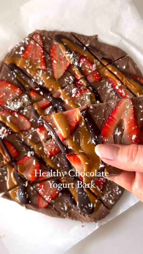 Healthy Chocolate Yogurt Bark Chocolate Yogurt Bark, Health Breakfast Ideas, Sommer Mad, Chocolate Yogurt, Yogurt Bark, Healthy Sweet Snacks, Health Tracker, Health Breakfast, Healthy Sweets Recipes