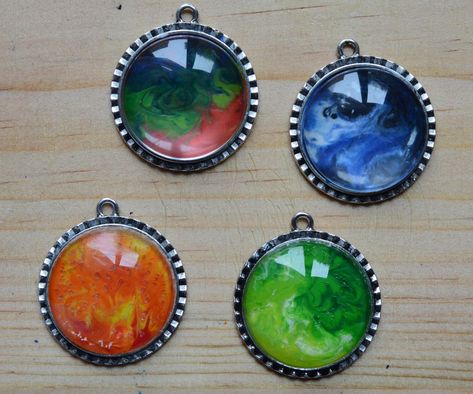 Crayon Jewelry, Melted Crayons, Fun Activity For Kids, Crayon Crafts, Acrylic Art Projects, Broken Crayons, Kid Friendly Crafts, Diy Pendant Necklace, Color Crayons