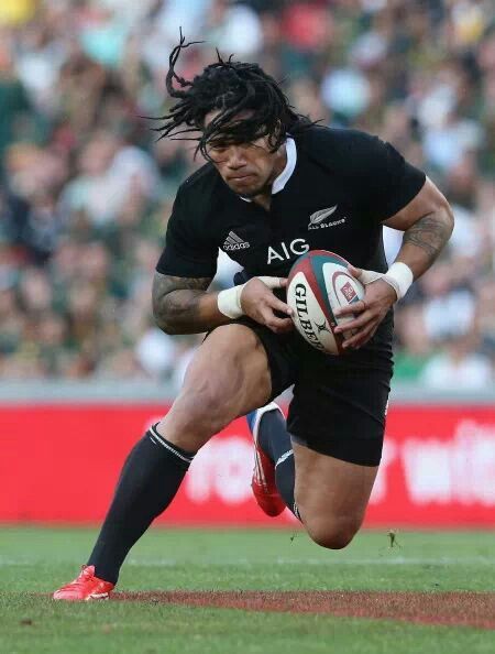 LE JEU DES ALL'S BLACKS : ASSURER SES APPUIS Ma'a Nonu Rugby, Rugby Rules, Rugby Photography, Rugby Wallpaper, All Blacks Rugby Team, Nz All Blacks, All Blacks Rugby, Rugby Sport, New Zealand Rugby