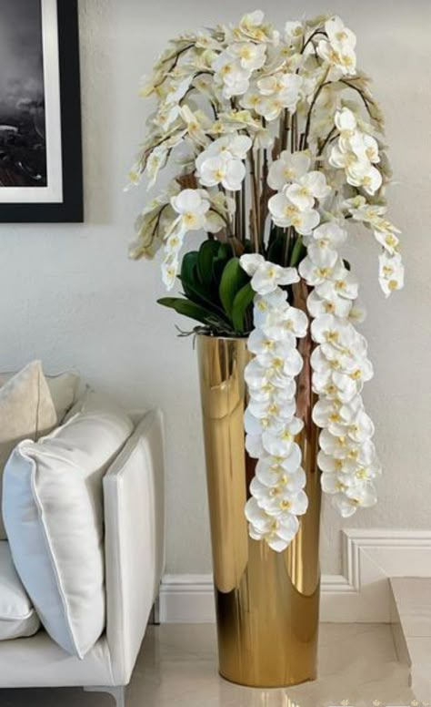 Floor Vase With Flowers, Large Flower Vase Ideas, Flowers In Home Decor, Large Floor Plants, Large Floor Vase Arrangements, Tall Vase Flower Arrangements For Home, Flower Vase Ideas For Home Living Rooms, Tall Floral Arrangements For Home, Tall Floor Vases Decor Living Room