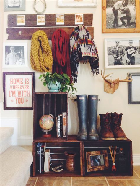 mud room Entryway Decorating, Mudroom Entryway, Farmhouse Entryway, Decor Eclectic, Foyer Decor, Ideas Hogar, Book Storage, Mud Room, Boho Home