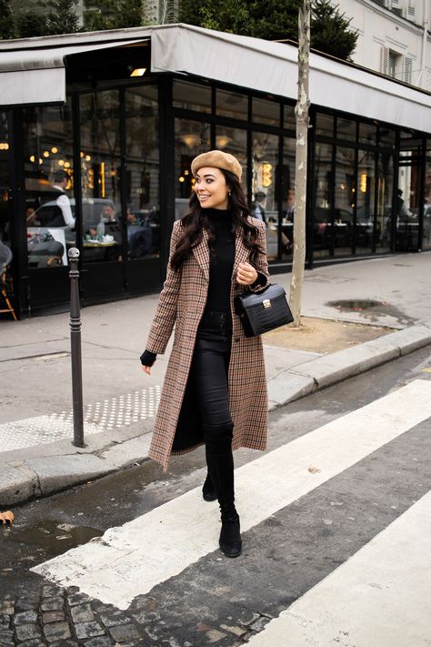 Houndstooth Coat at Carette Baret Outfit, Beret Outfits, Beret Outfit, Paris Outfit Ideas, Rainy Autumn, Cold Weather Dresses, Mode Shoes, Colorful Outfits, Chic Winter Outfits