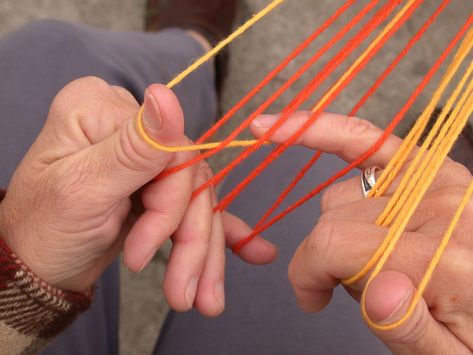 finger loop braiding, including thumbs, 9-loop braid tutorial Fingerloop Braiding Patterns, Fingerloop Braiding, Finger Looping, Loop Braid, Tablet Weaving Patterns, Finger Weaving, Medieval Crafts, Peg Loom, Lucet