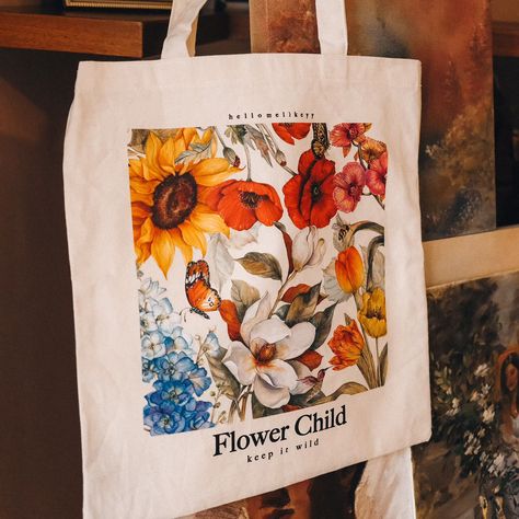 Tote bags botánicas ✨Son edición limitada! ✨👜 Para ir junto con tu calendario 2025, diseñé estas tres Tote Bags para que complementes tu look con un poquito de flores 🌸💐🌺 Tú eliges tu diseño favorito 🤩 Todas las Tote Bags estan hechas de loneta super resistente que carga hasta tu Laptop y un par de libros juntos! 📖📚 Ya puedes comprarlas en mi pagina que está en mi bio! Son edición limitada así que, corre por la tuya! 🎁 Gracias infinitas por todo el apoyo, siempre. Esto es para ustedes ... Flower Child, Tote Bags, Laptop, Flowers, Quick Saves