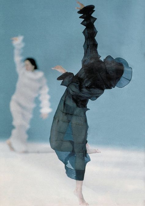 Issey Miyake 1990 Style, Japanese Fashion Designers, Sculptural Fashion, Model Pose, Black Clothing, Spice Girls, Kate Moss, Issey Miyake, Japanese Fashion