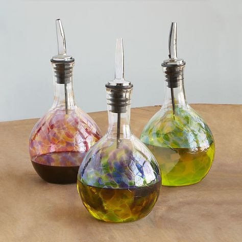 A handblown glass oil pourer, because nothing ruins a fancy kitchen's aesthetic like plastic bottles with tacky labels. Stylish Kitchen Ideas, Artsy Home Decor, Garden Gift Ideas, Helpful Gadgets, Oil Pourer, Unique Hostess Gifts, Affordable Gift Ideas, Food Recipes For Dinner, Fancy Kitchens