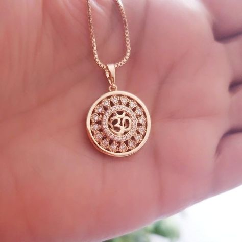 Pandent Design, Pendant Necklace Outfit, Gold Pendants For Men, Om Jewelry, Om Necklace, Locket Design, Om Charm, Om Pendant, Pretty Jewelry Necklaces