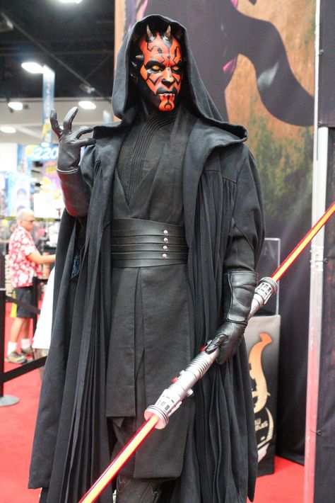 DIY Darth Maul Star Wars Costume | Your Costume Idea for Halloween, Mardi Gras and Carnival Darth Maul Costume, Maul Star Wars, Disfraz Star Wars, Diy Kostüm, Star Wars Costumes, Darth Maul, Fantasias Halloween, Star Wars Poster, Star Wars Darth