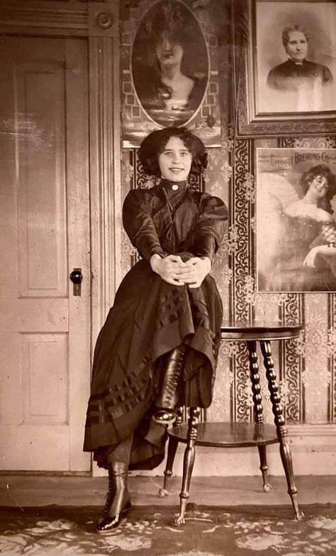 Victorian Fashion Photography, 1890 Fashion Women, 1840s Photography, 1890s Photographs, Edwardian Era Aesthetic, 1850s Aesthetic, 1900 Outfits, 1890s Aesthetic, Victorian Servant