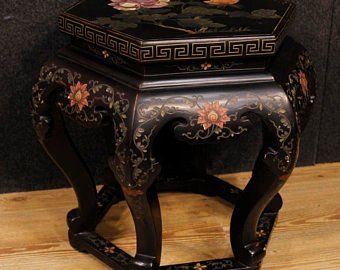 One of the biggest antiques store in Europe by ParinoAntiques Vintage Style Living Room, French Side Table, Retro Side Table, Chinoiserie Furniture, Chinoiserie Table, Painted Chinoiserie, Lacquer Furniture, Antique Side Table, Chinese Furniture