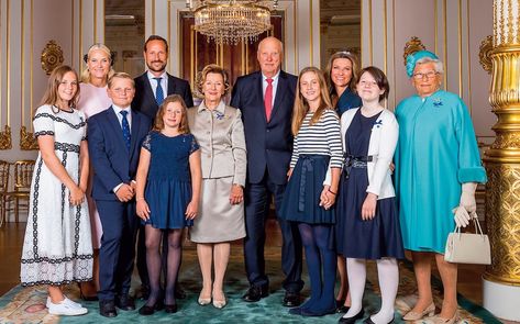 The Norwegian royal family with Queen Sonja and King Harald V at the centre Norway Fashion, Princess Ingrid Alexandra, Prince Christian Of Denmark, Royal Pictures, Norwegian Royalty, Ingrid Alexandra, Royal Family Pictures, Royal Hats, Royal Portraits