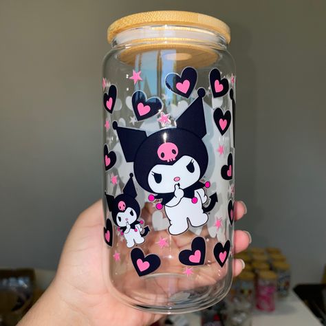 Personalized School Supplies Labels, Kuromi Room, Tumblr Cup, Arte Alien, Diy Cups, Cute Cups, Cricut Ideas, Glass Cup, School Supplies